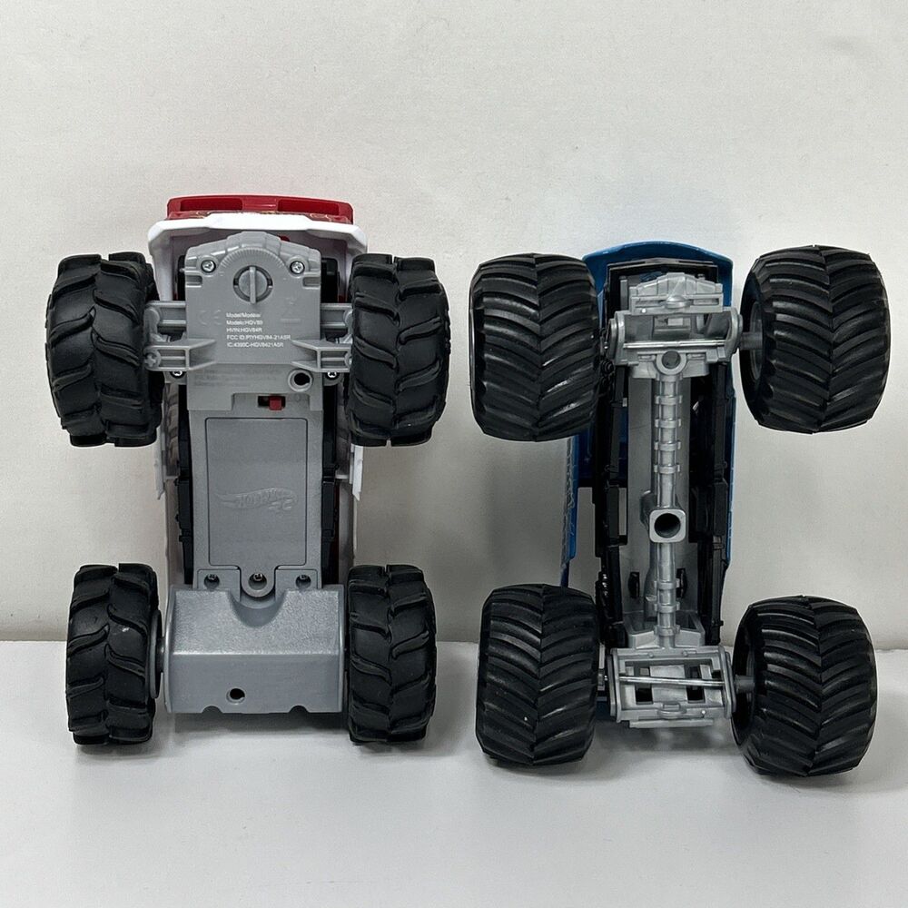 Hot Wheels Monster Jam Truck 1:24 Set Blue Thunder 5 Alarm Set READ - Picture 6 of 6